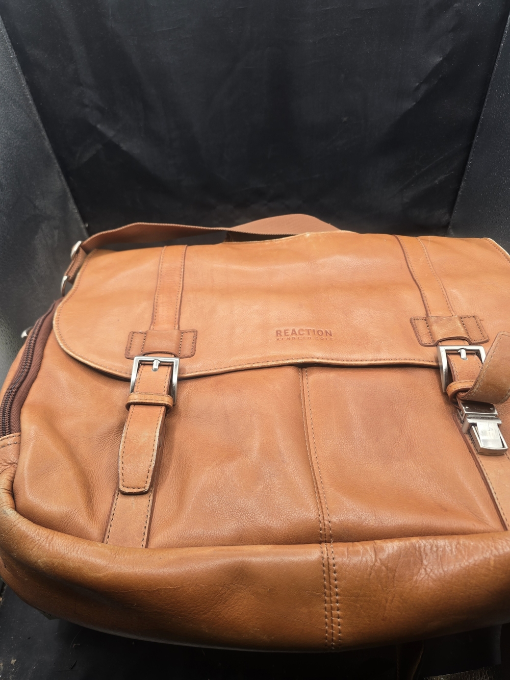 Kenneth Cole Reaction Men's Tan Leather Messenger Bag 13h And 17w Dimension